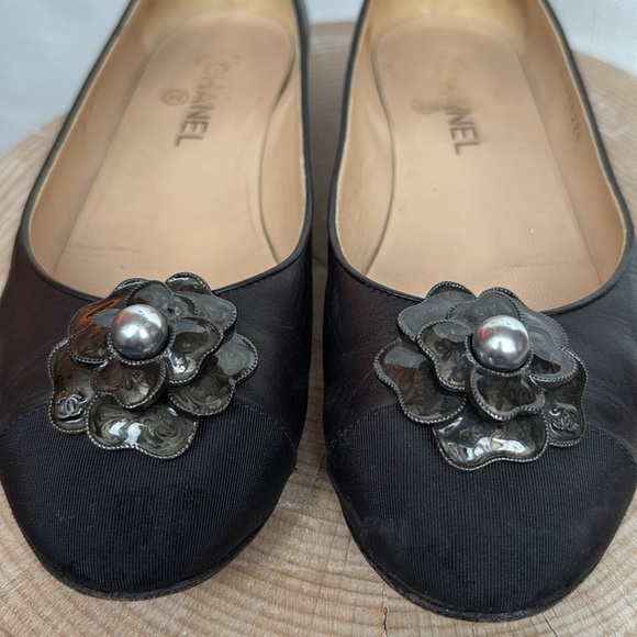 Authentic CHANEL Camellia Ballet Flats | Size 40 | Luxury Leather/Satin - Picture 4 of 13